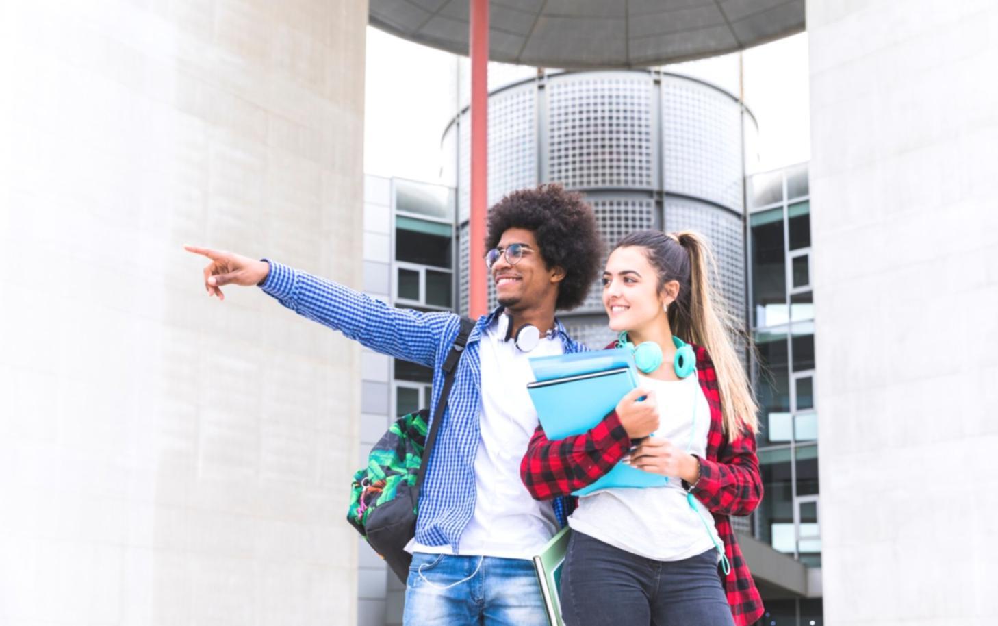 Finanzanalyst arbeitet mit Kennzahlen und Diagrammen am Computer