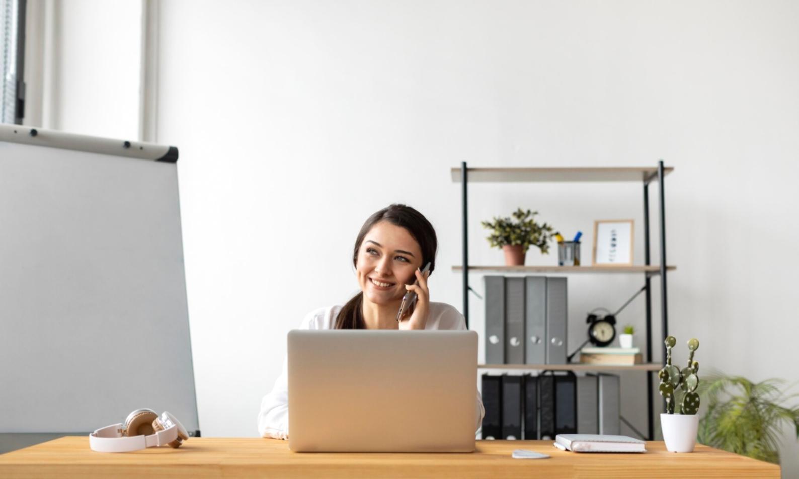 Geschäftsführer analysiert Finanzkennzahlen auf dem Tablet