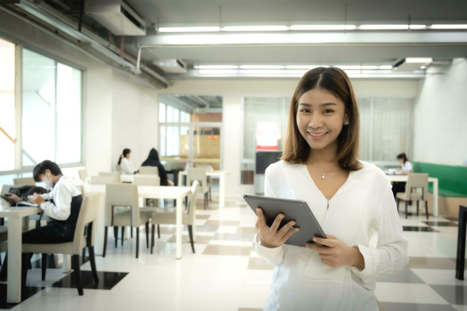 Teilnehmer diskutiert Kennzahlen-Analyse in kleiner Lerngruppe